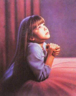 девочка молится