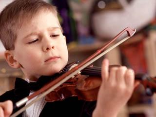 мальчик играет на скрипке