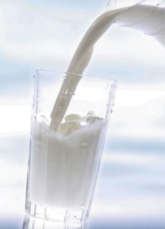молоко наливают в стакан