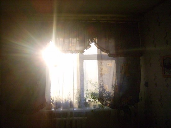 Ласкаво светит солнышко в окно